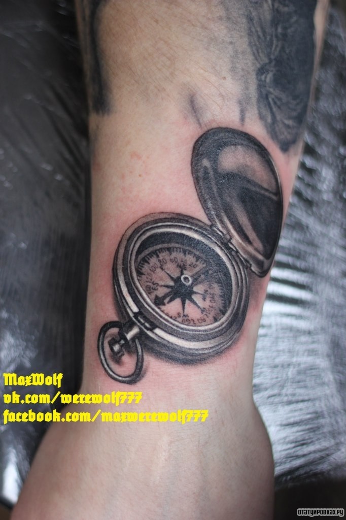 Фотография татуировки под названием «Карманный компас»
