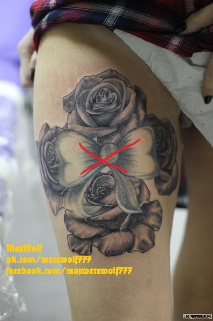 Фотография татуировки под названием «Розы и бант»