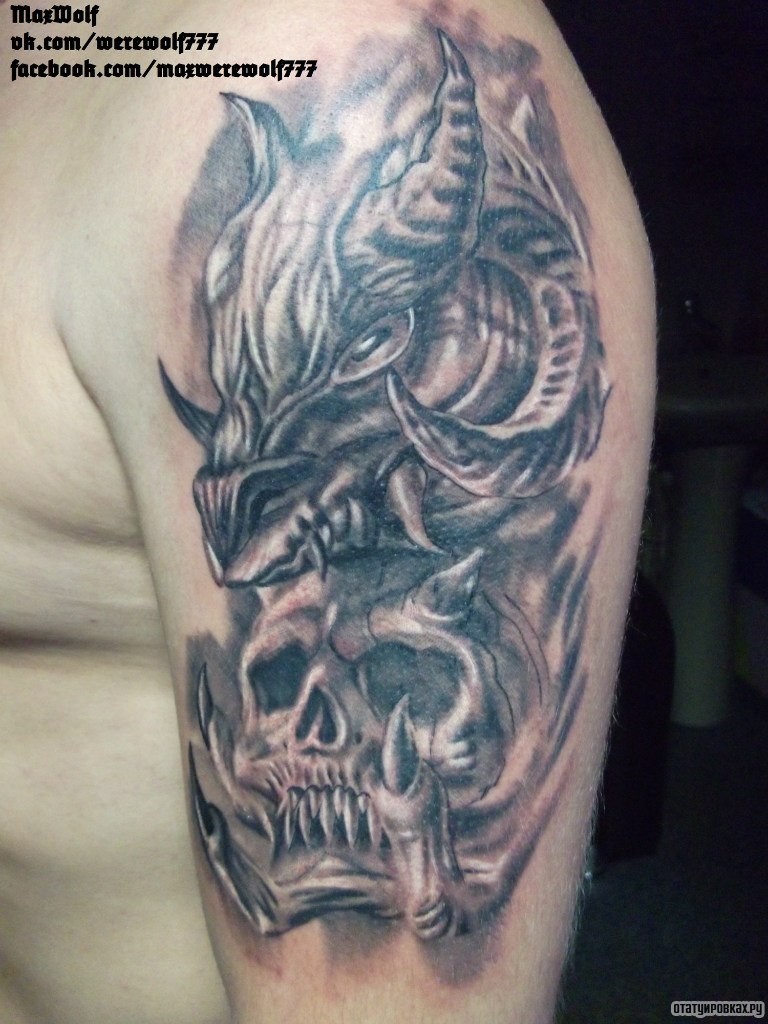 Фотография татуировки под названием «Череп и дракон»