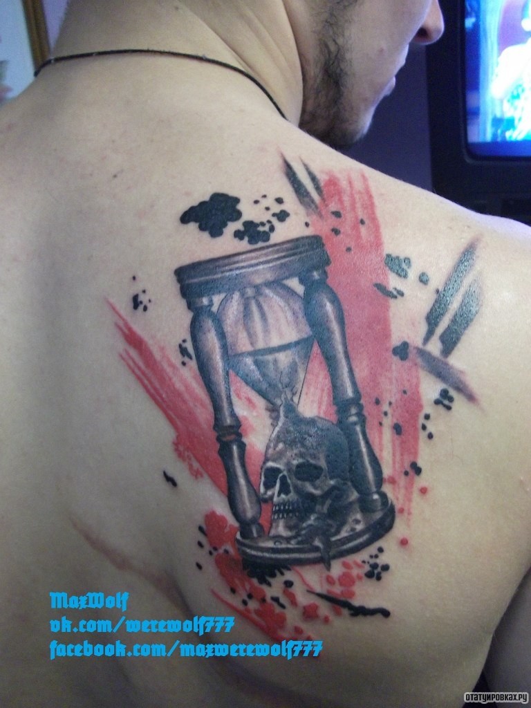 Фотография татуировки под названием «Песочные часы с черепом»