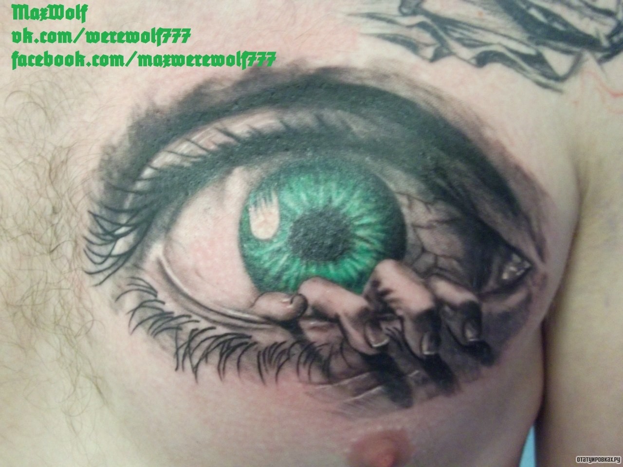 Фотография татуировки под названием «Рука из глаза»