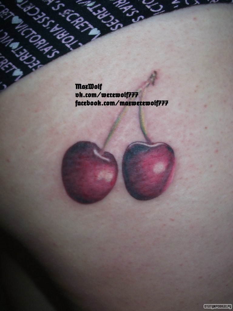 Фотография татуировки под названием «Две вишни»