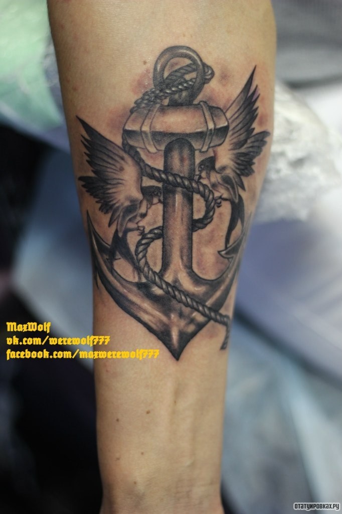 Фотография татуировки под названием «Якорь с птицами»