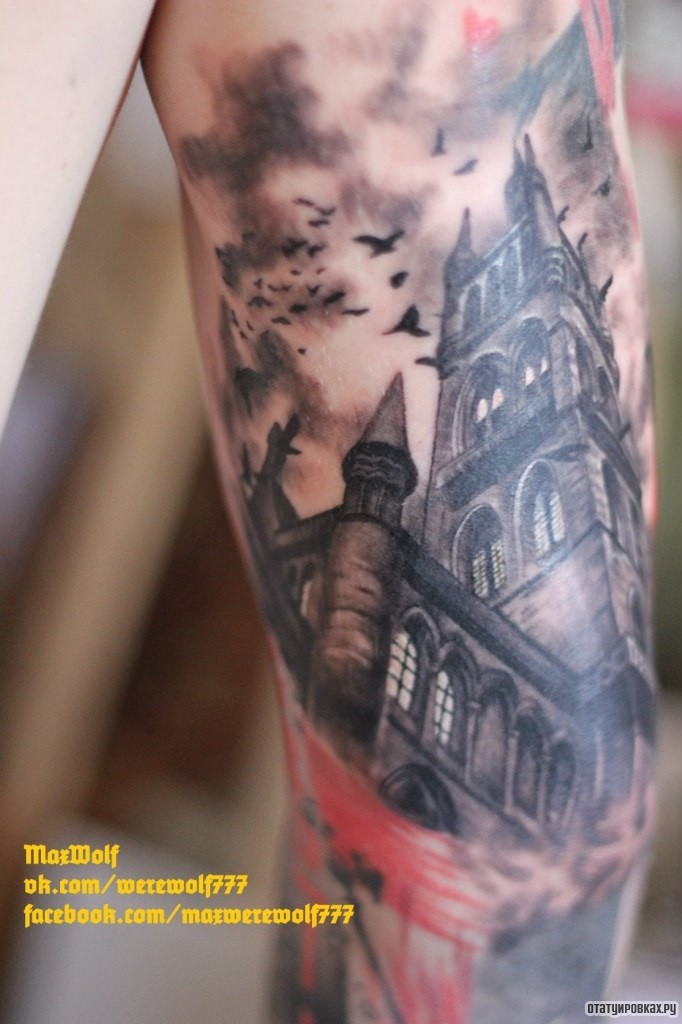Фотография татуировки под названием «Город, замок, птицы»