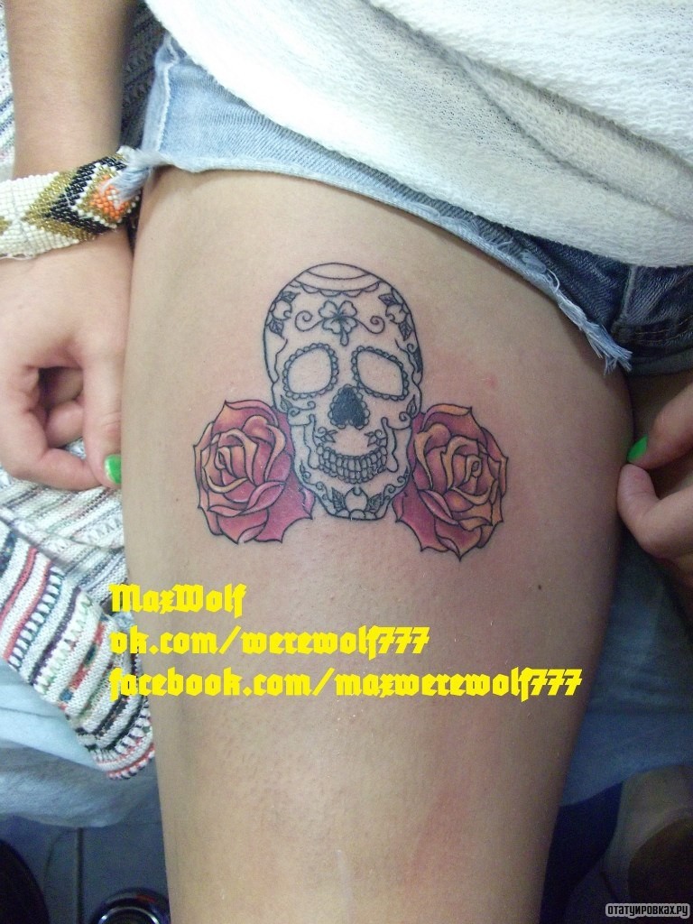 Фотография татуировки под названием «Сахарный череп и две розы»