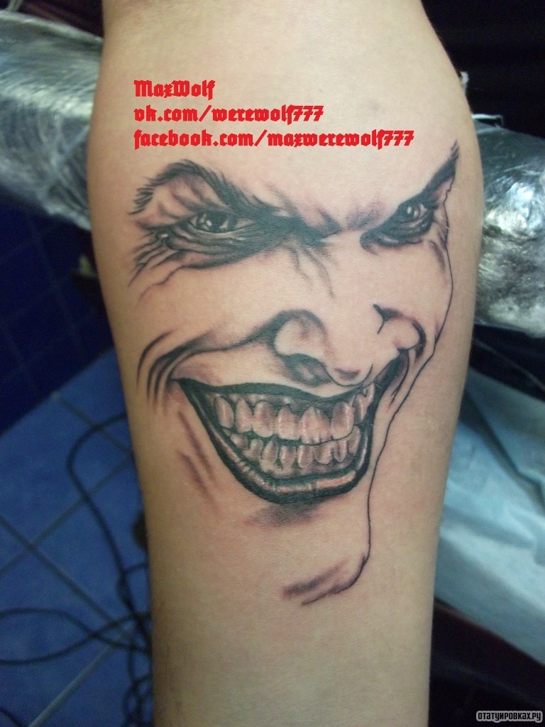 Фотография татуировки под названием «Лицо джокера»