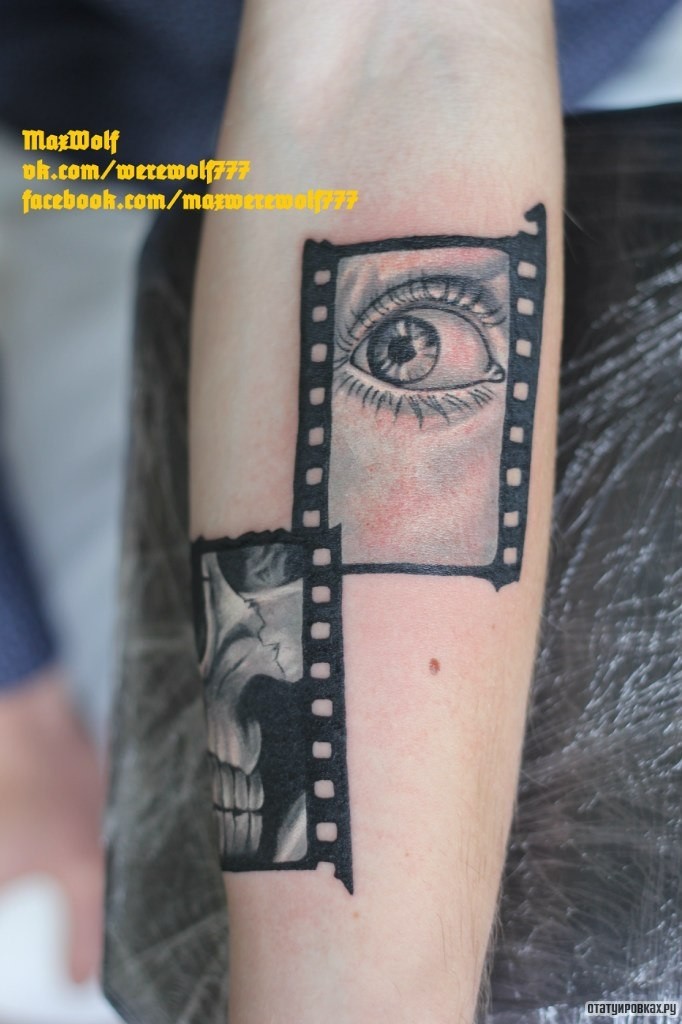 Фотография татуировки под названием «Глаз и череп на кинопленке»