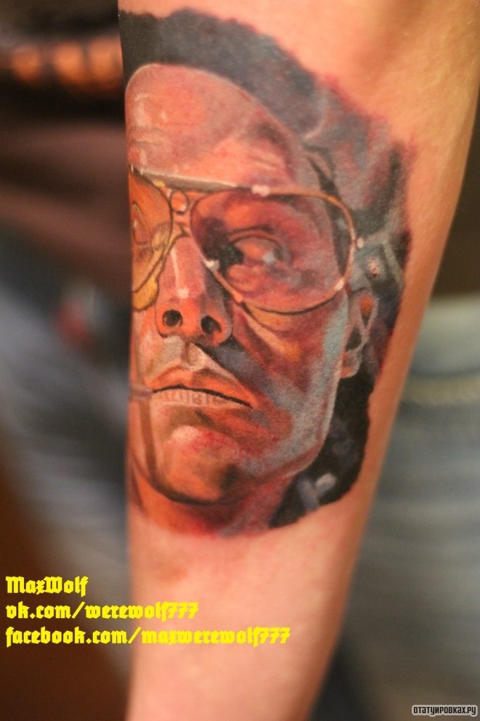 Фотография татуировки под названием «Портрет человека в очках»