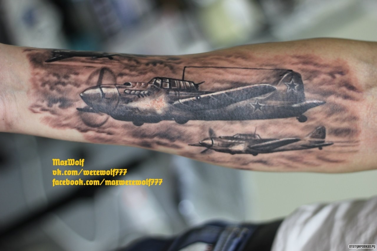 Фотография татуировки под названием «Самолеты»