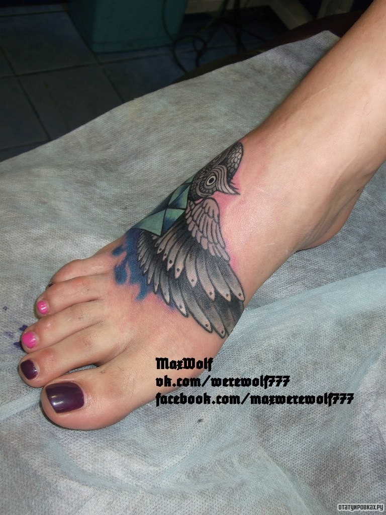 Фотография татуировки под названием «Сова с алмазом на ноге»