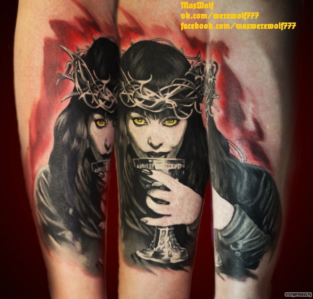 Фотография татуировки под названием «Девушка с колючей проволокой пьет из бокала»