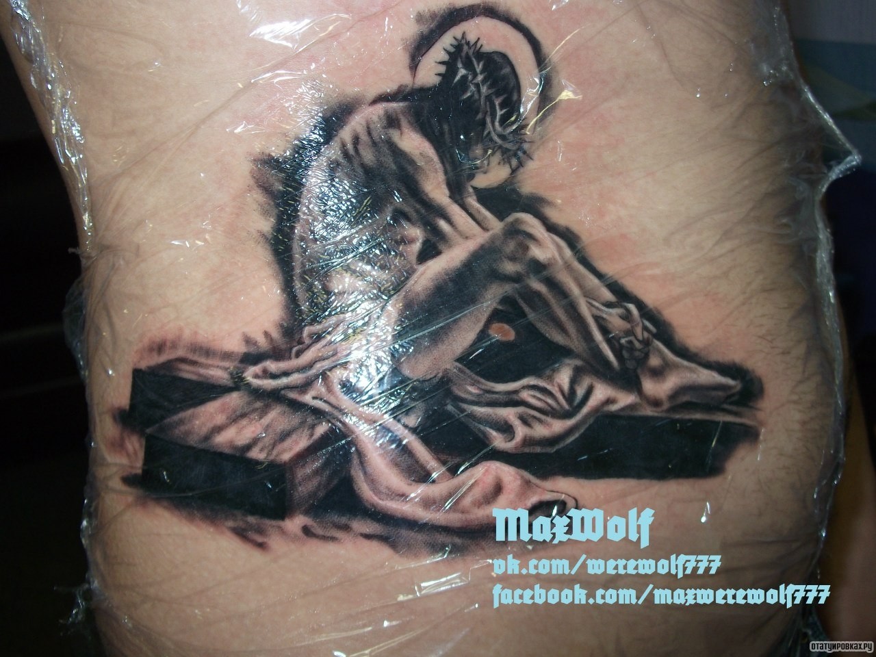 Фотография татуировки под названием «Иисус сидит на кресте»