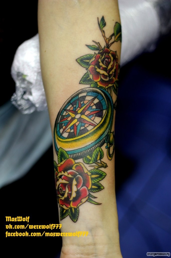 Фотография татуировки под названием «Две розы и компас»