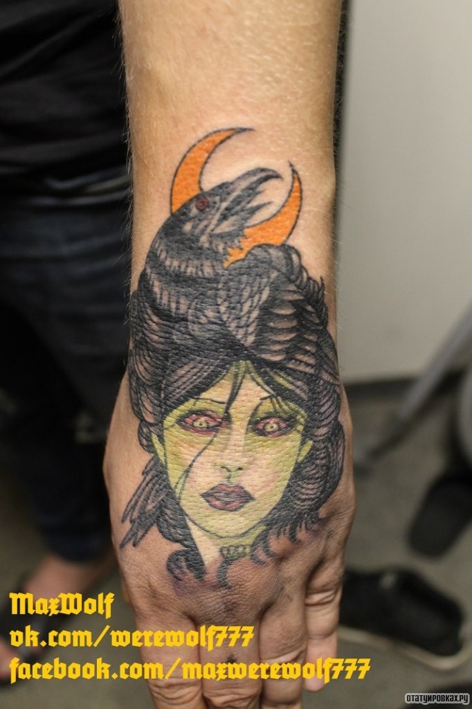 Фотография татуировки под названием «Девушка с зеленым лицом и вороном»