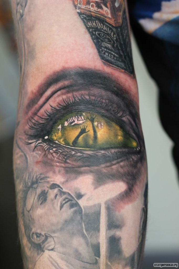 Фотография татуировки под названием «Глаз с руками в отражении»