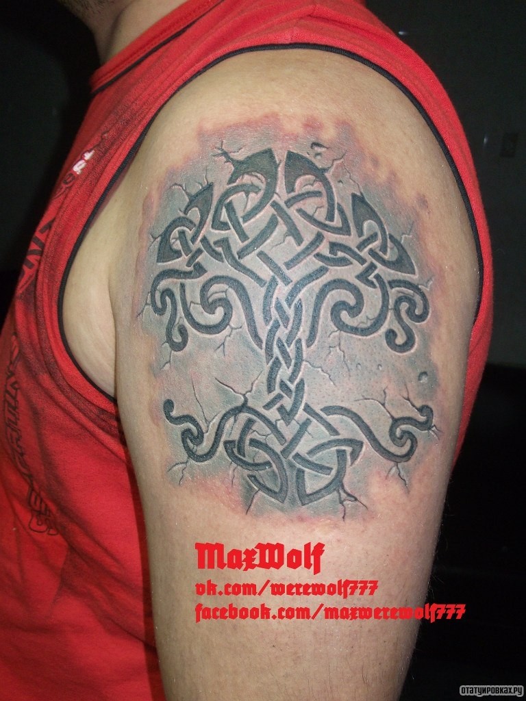 Фотография татуировки под названием «Дерево из кельтских узоров»