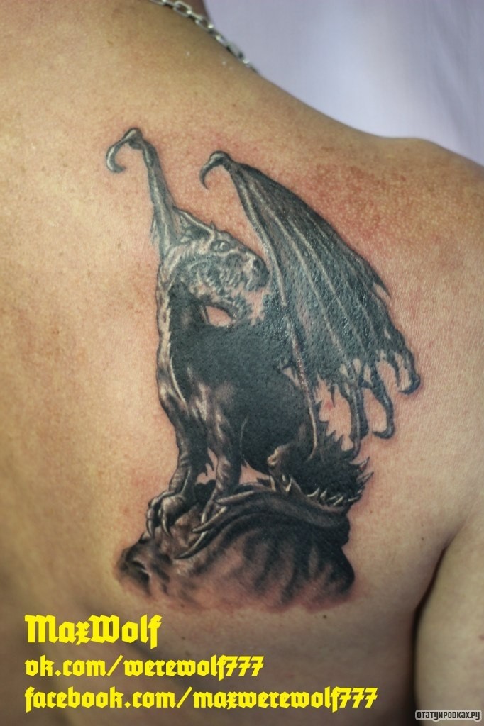 Фотография татуировки под названием «Дракон на скале чб»