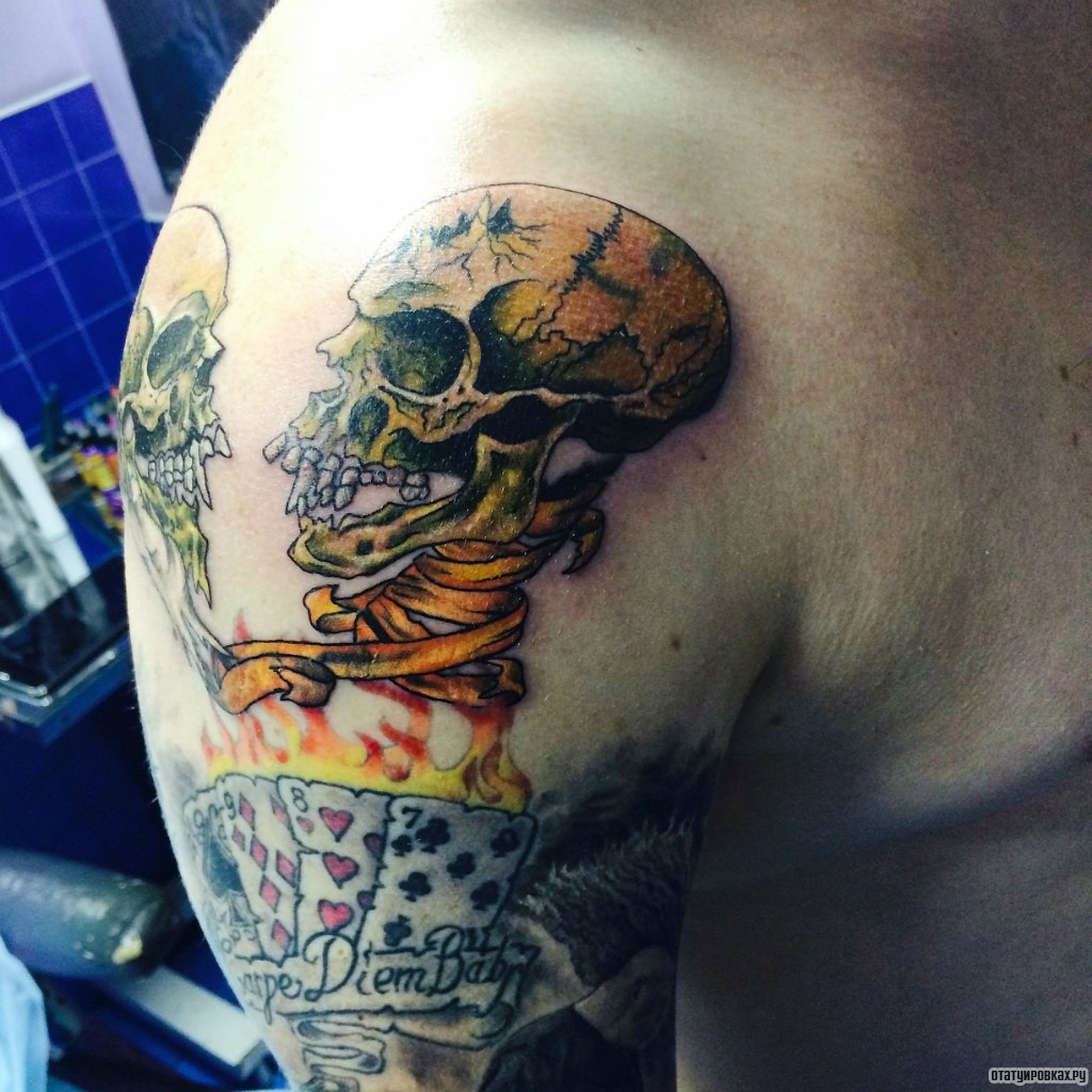 Фотография татуировки под названием «Два черепа с лентой на шее»