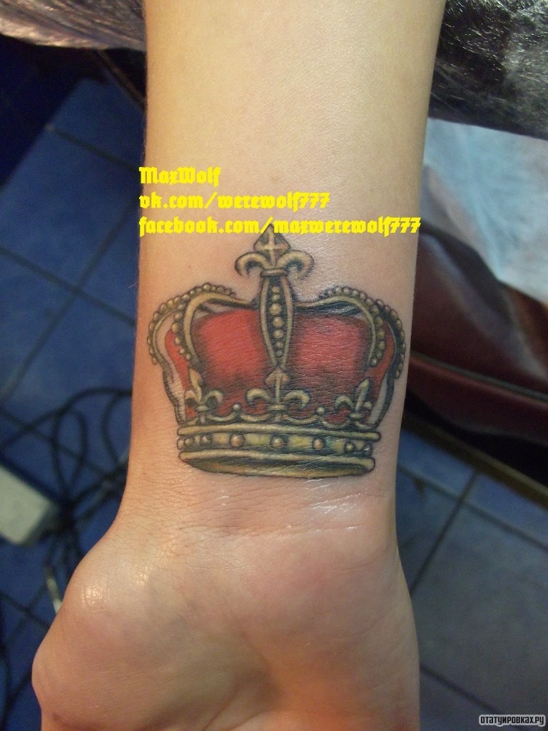 Фотография татуировки под названием «Корона красная»