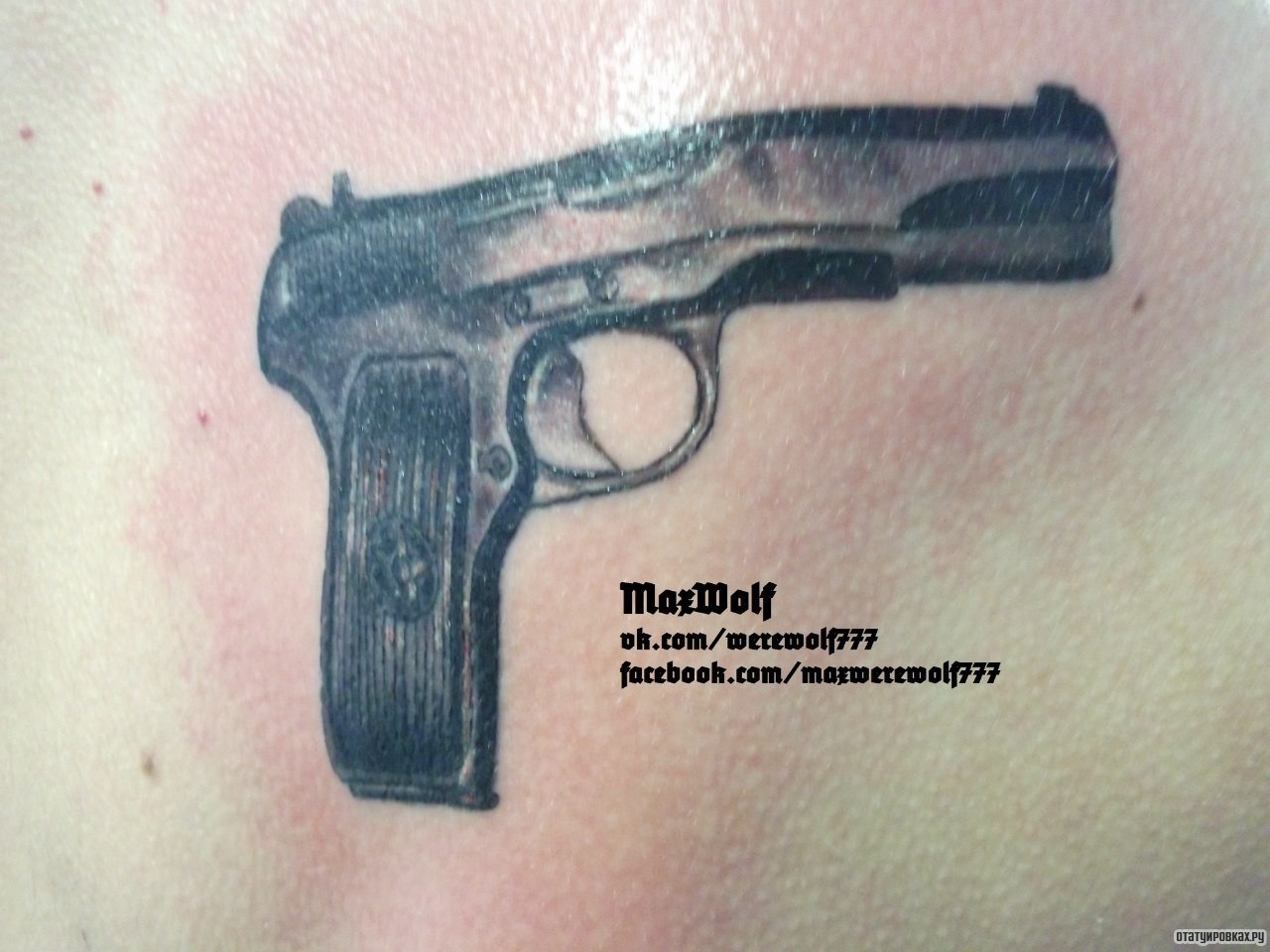 Фотография татуировки под названием «Черный пистолет»