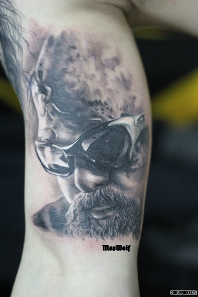 Фотография татуировки под названием «Человек в очках портрет»
