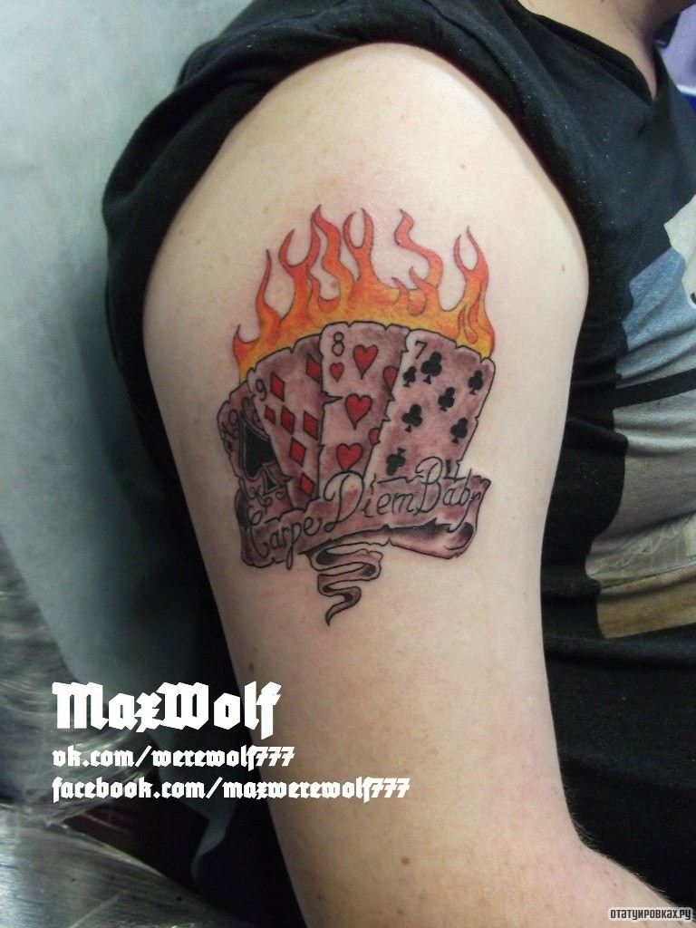 Фотография татуировки под названием «Горящие карты и надпись карпе дием»
