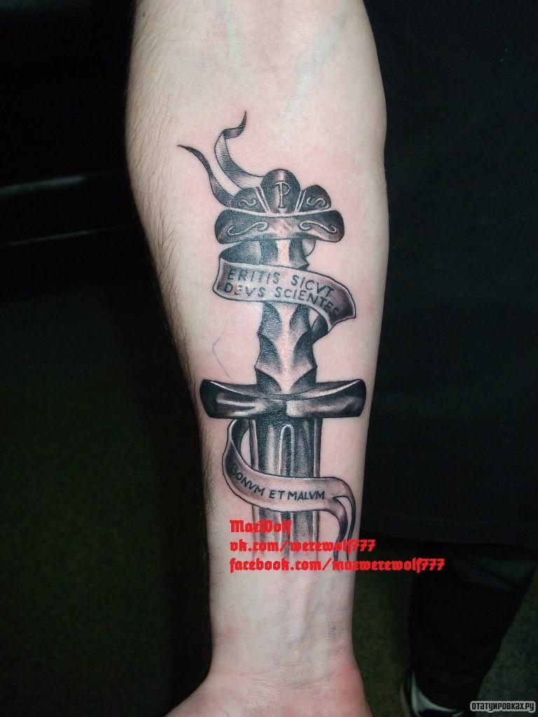 Фотография татуировки под названием «Меч с лентой и надписью»