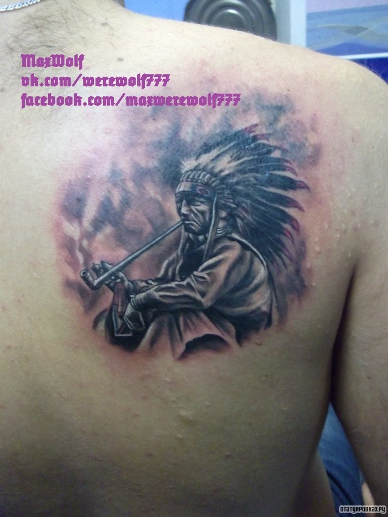 Фотография татуировки под названием «Индеец с трубой»