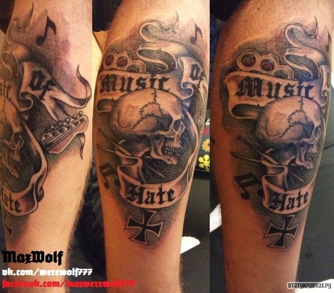 Фотография татуировки под названием «Череп с лентой и надписью»