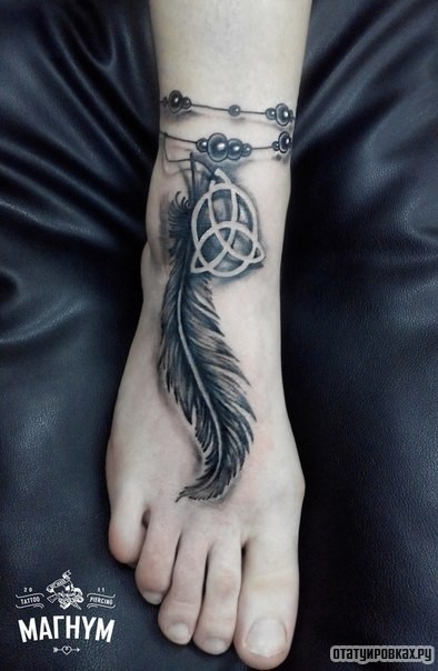 Фотография татуировки под названием «Перо как индейский браслет»