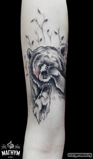 Фотография татуировки под названием «Медведь закрывает глаз лапой»