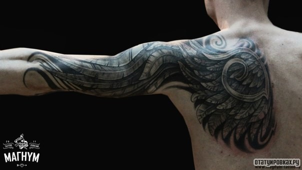 Фотография татуировки под названием «Большое крыло на лопатке»