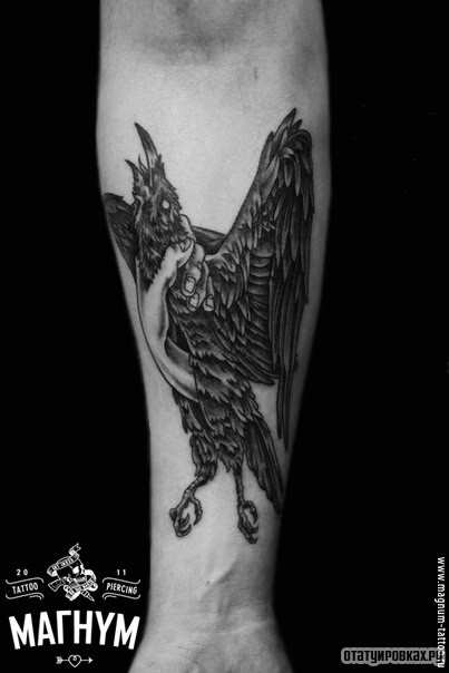Фотография татуировки под названием «Душат ворона»