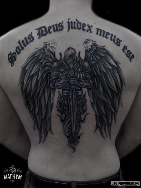Фотография татуировки под названием «Архангел с надписью»