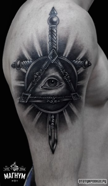 Фотография татуировки под названием «Гора глаз с мечом»