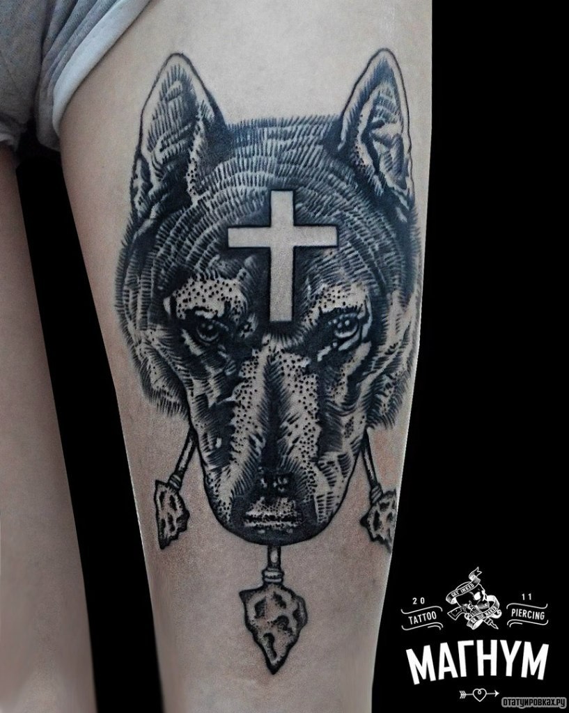 Фотография татуировки под названием «Волк с крестом»
