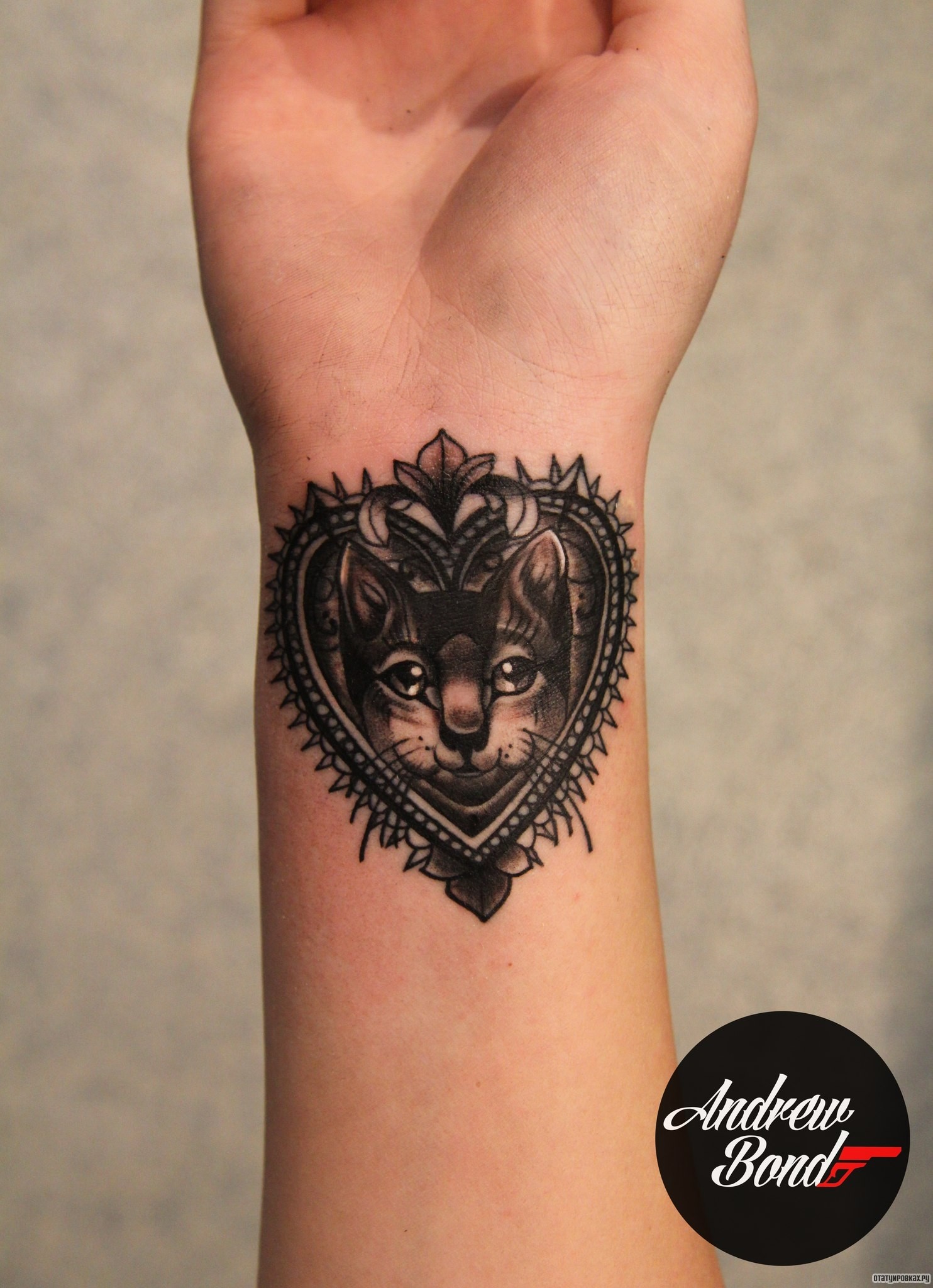 Фотография татуировки под названием «Кот в сердечке»