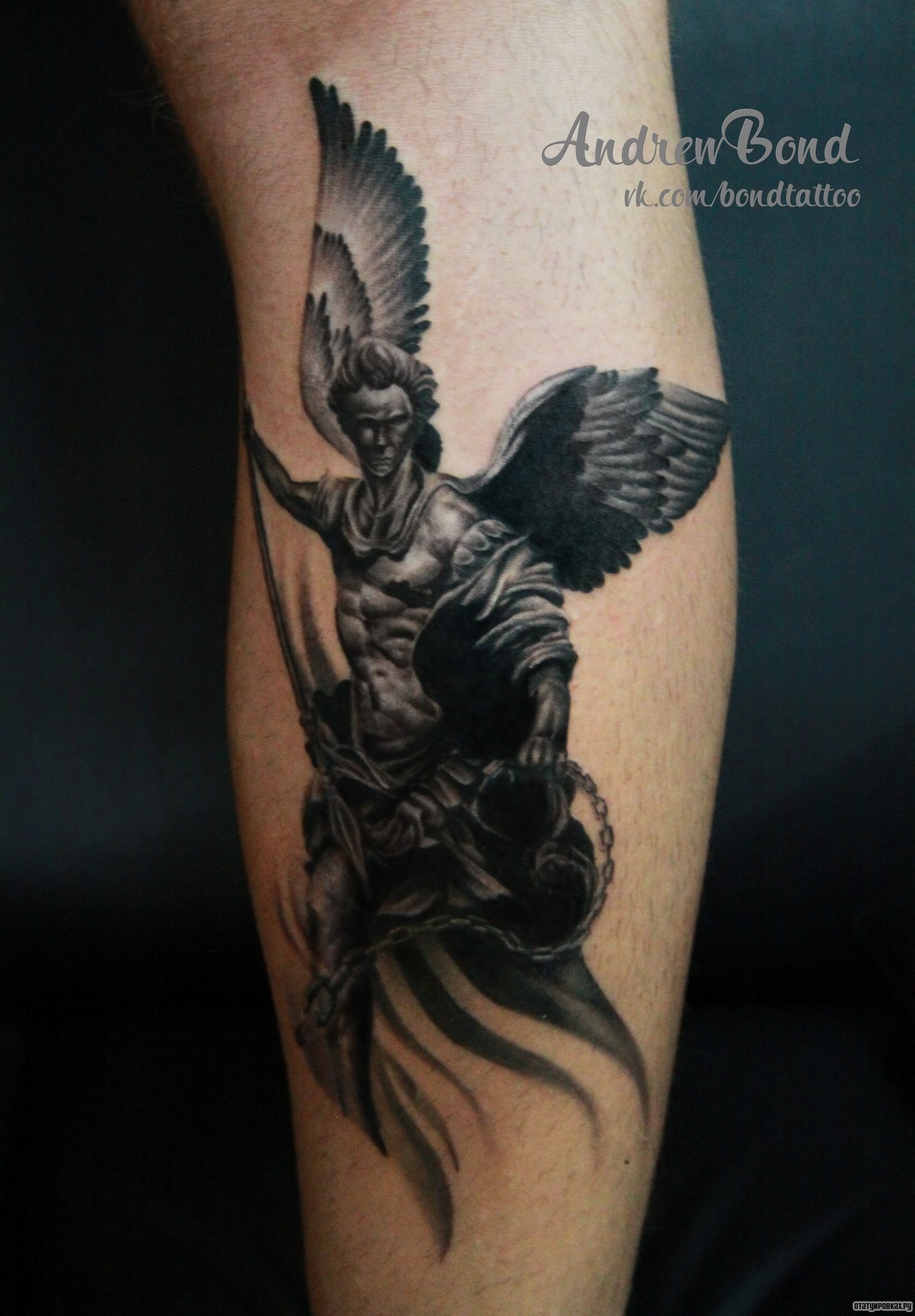 Фотография татуировки под названием «Архангел с крыльями и цепью»