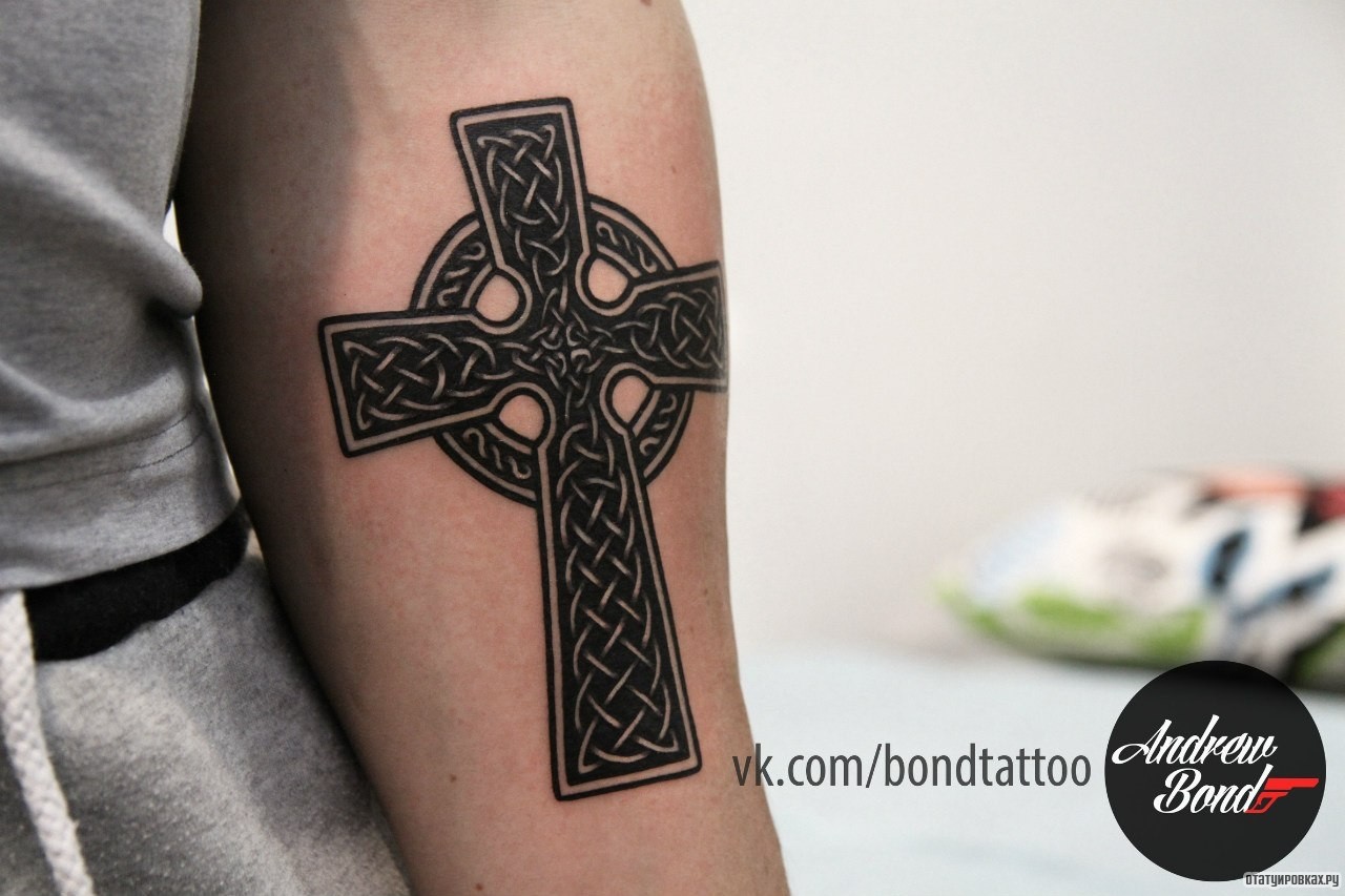 Фотография татуировки под названием «Кельтский крест»