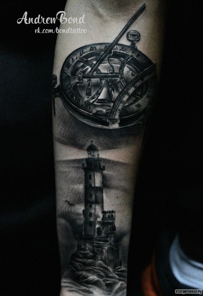 Фотография татуировки под названием «Компас и маяк»
