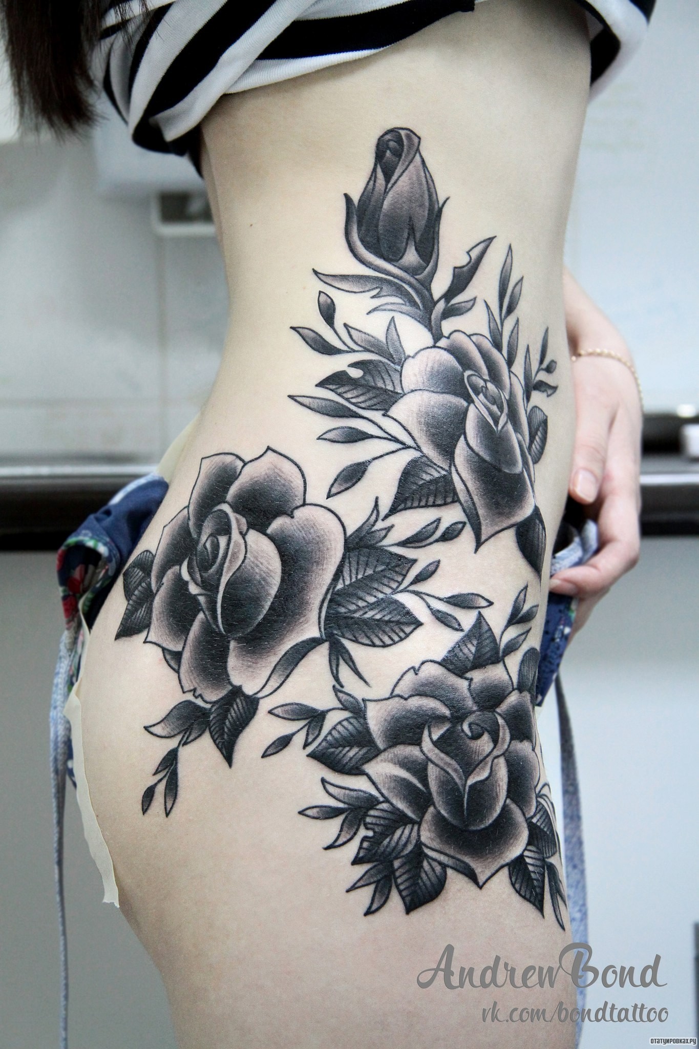 Фотография татуировки под названием «Розы сбоку тела»