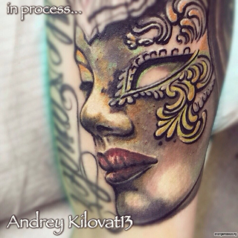 Фотография татуировки под названием «Лицо девушки в маске»