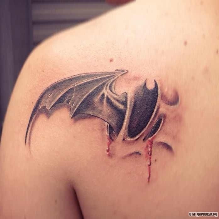 Фотография татуировки под названием «Крыло летучей мыши»