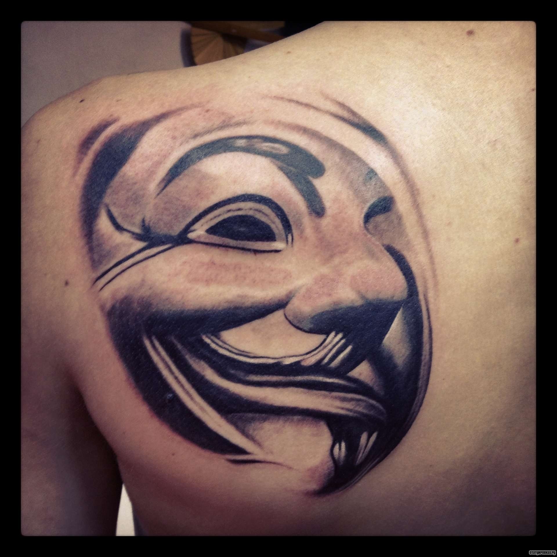 Фотография татуировки под названием «Лицо маски»