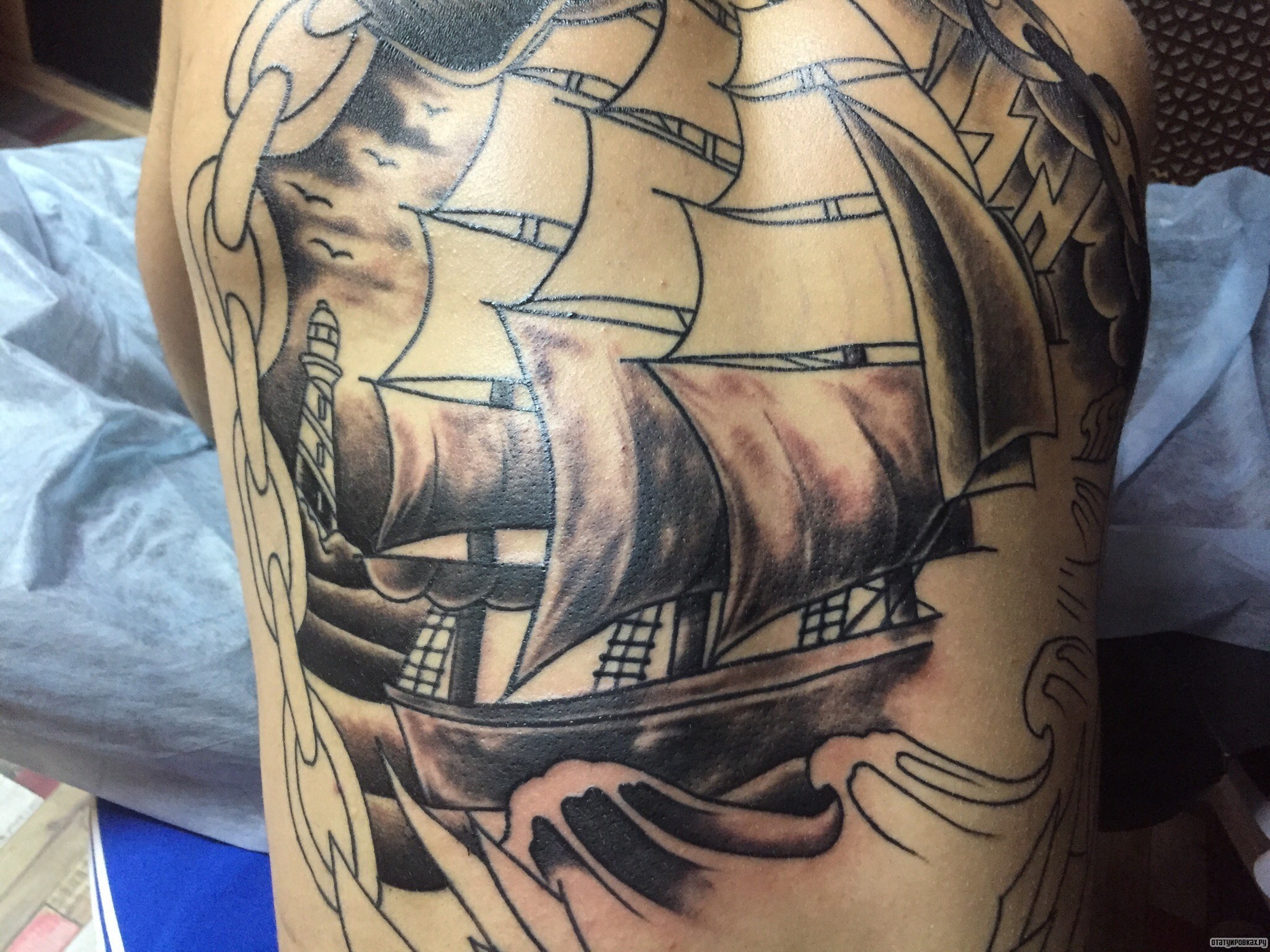 Фотография татуировки под названием «Корабль»