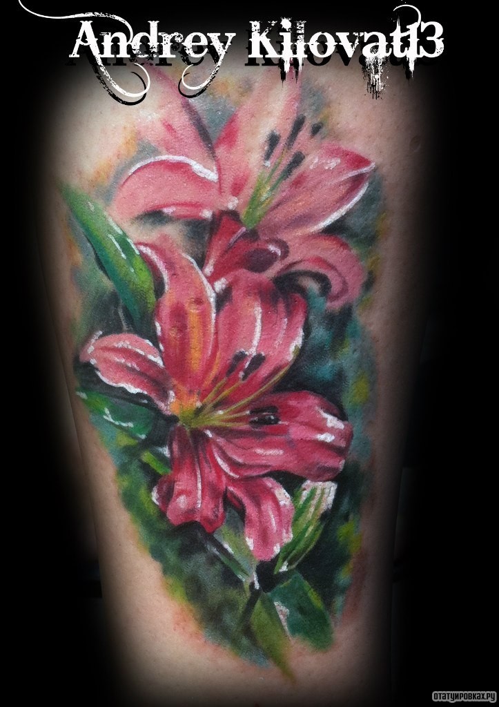 Фотография татуировки под названием «Две красные лилии»