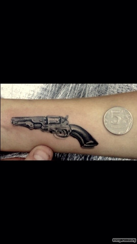 Фотография татуировки под названием «Пистолет с монету»