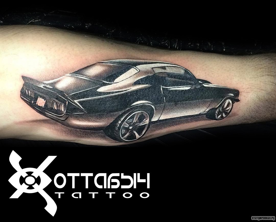 Фотография татуировки под названием «Черный автомобиль»