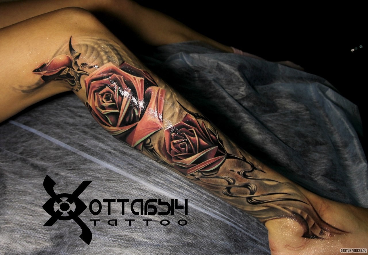 Фотография татуировки под названием «Красные розы на ноге»
