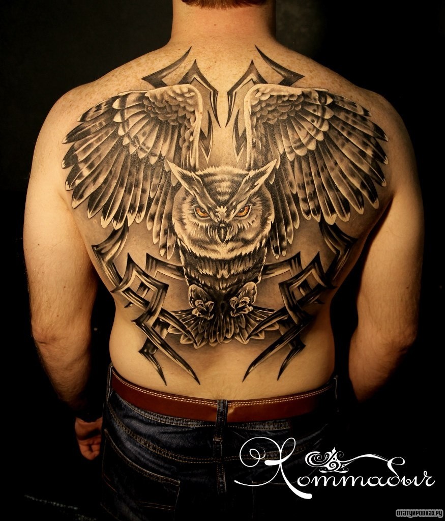 Фотография татуировки под названием «Грозная сова в движении»